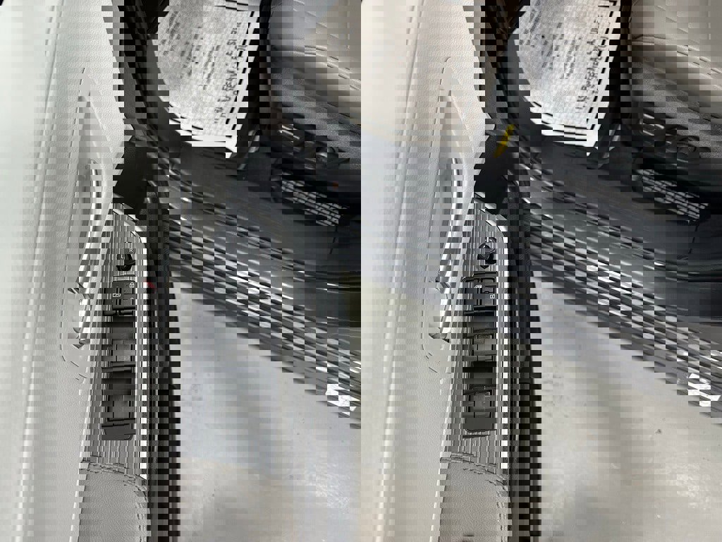 Used 2025 Toyota Sienna XLE image 9