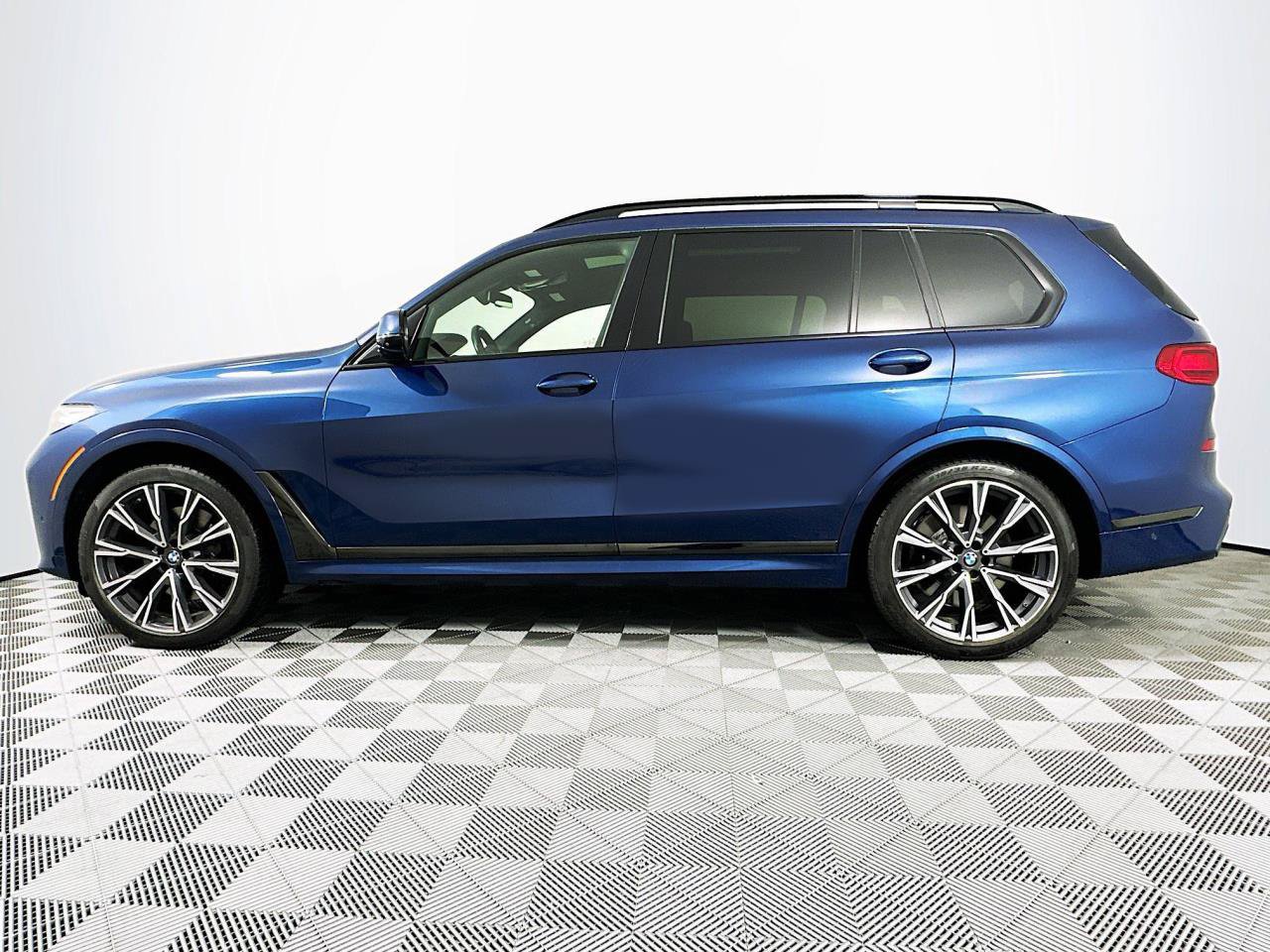 Used 2021 BMW X7 M50i w/ Executive Package AWD/4WD image 7