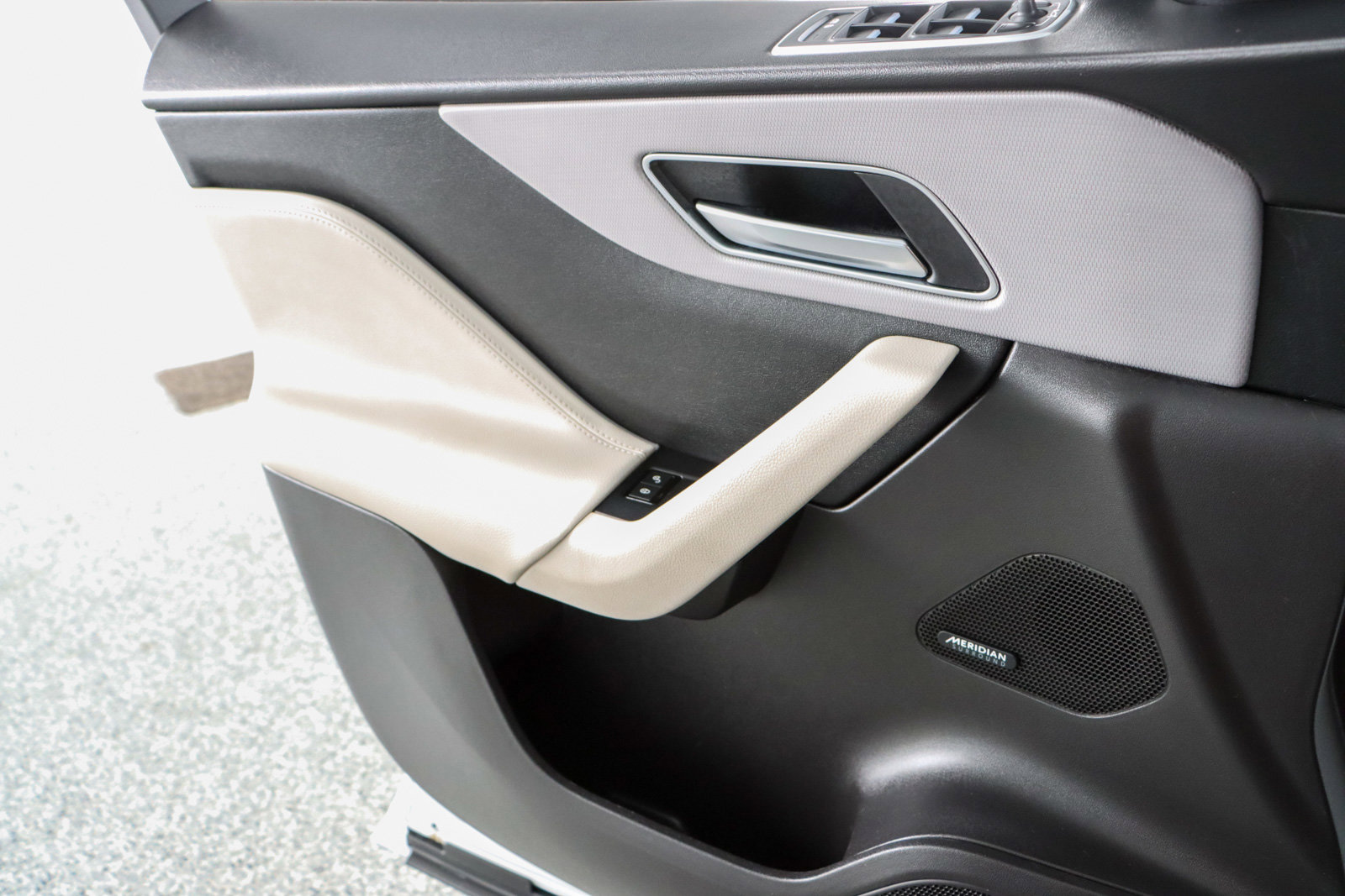 Used 2018 Jaguar F-PACE R-Sport image 22