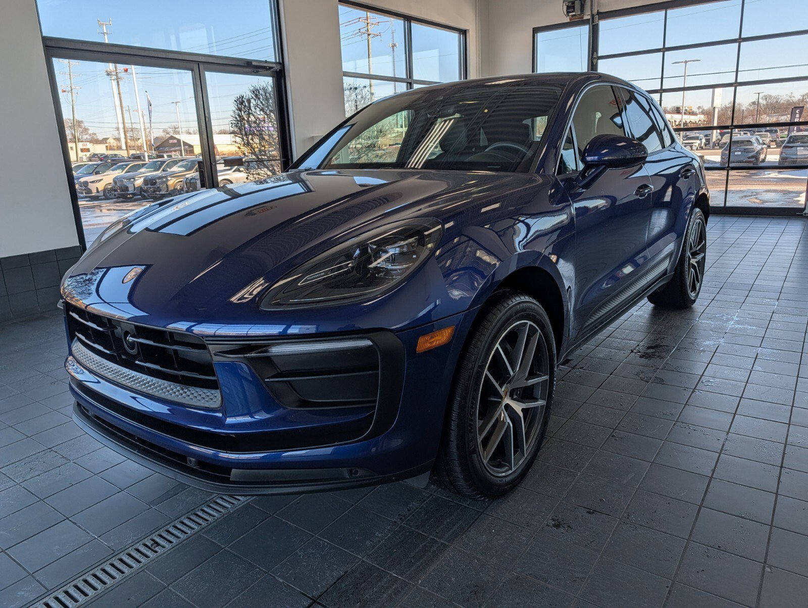 Used 2023 Porsche Macan Turbo AWD/4WD image 5