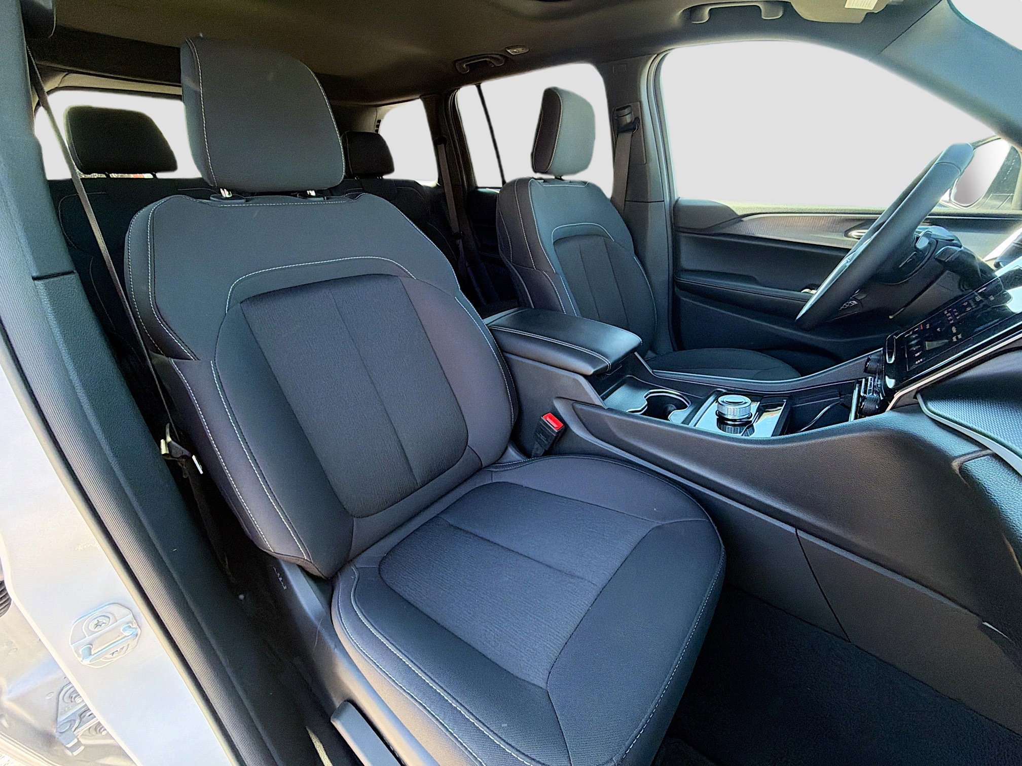 Used 2025 Jeep Grand Cherokee Laredo X image 14