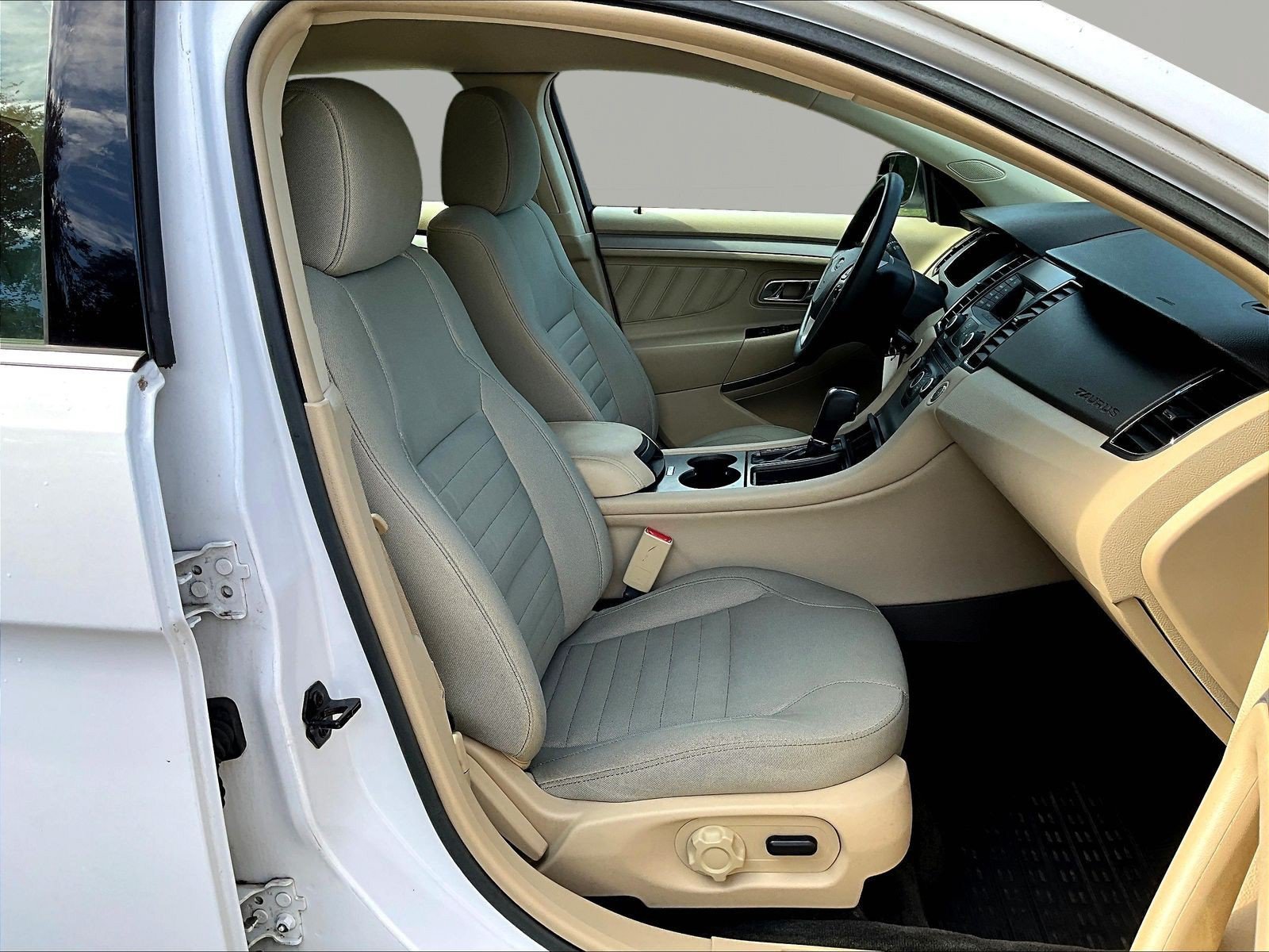 Used 2016 Ford Taurus SE FWD image 29