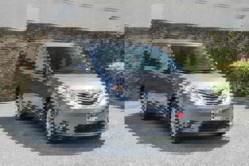 Used 2016 Toyota Sienna XLE image 3