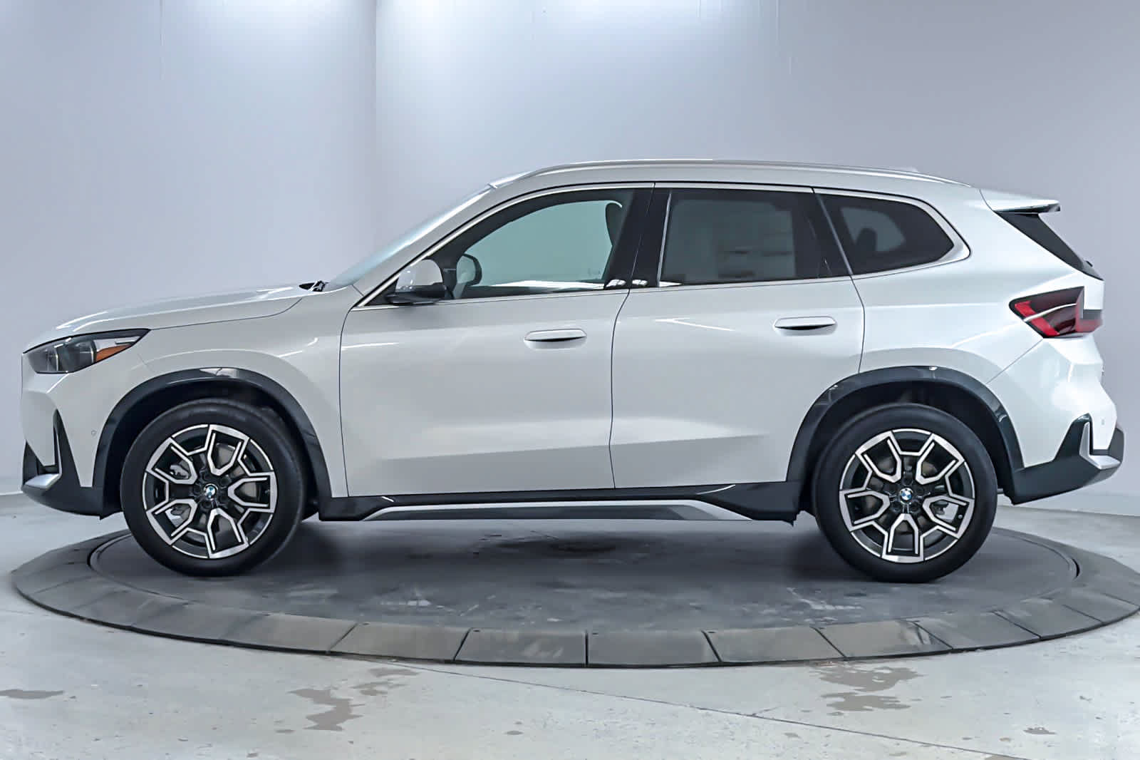 New 2026 BMW X1 xDrive28i w/ Technology Package AWD/4WD image 2