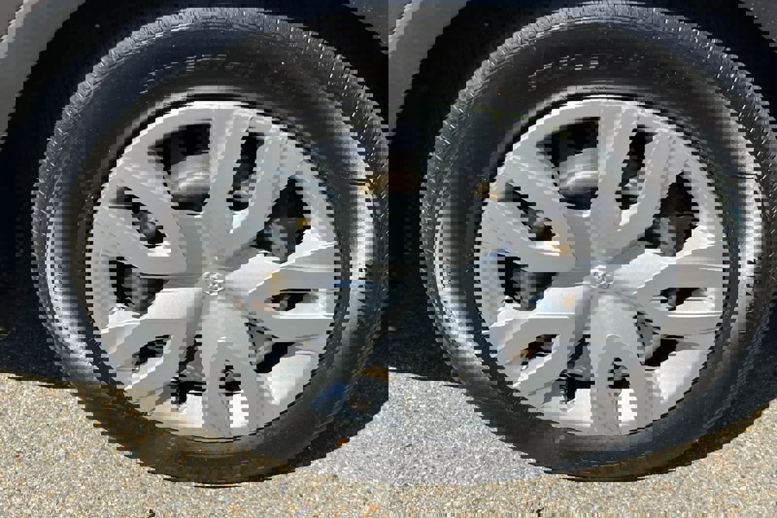 Used 2019 Toyota C-HR LE FWD image 15