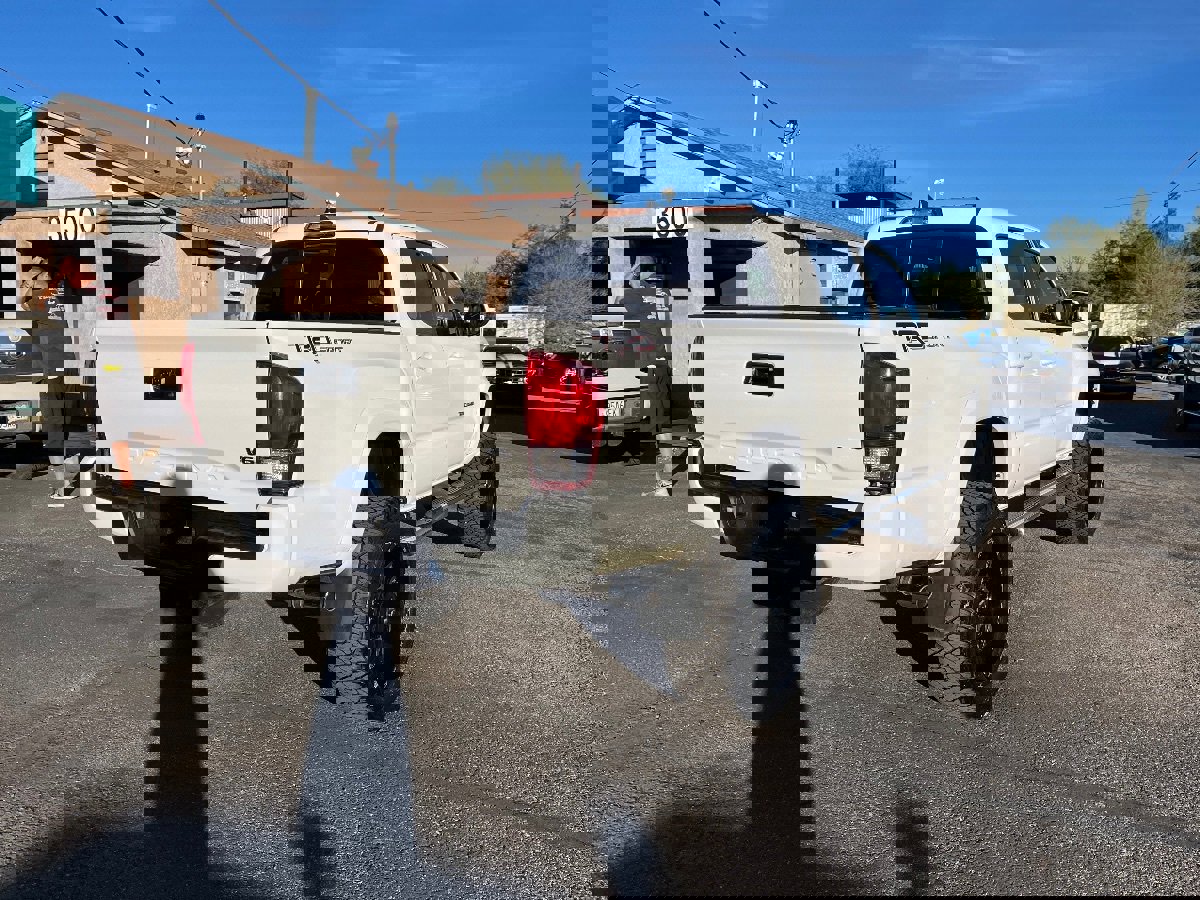 Used 2016 Toyota Tacoma TRD Sport image 5