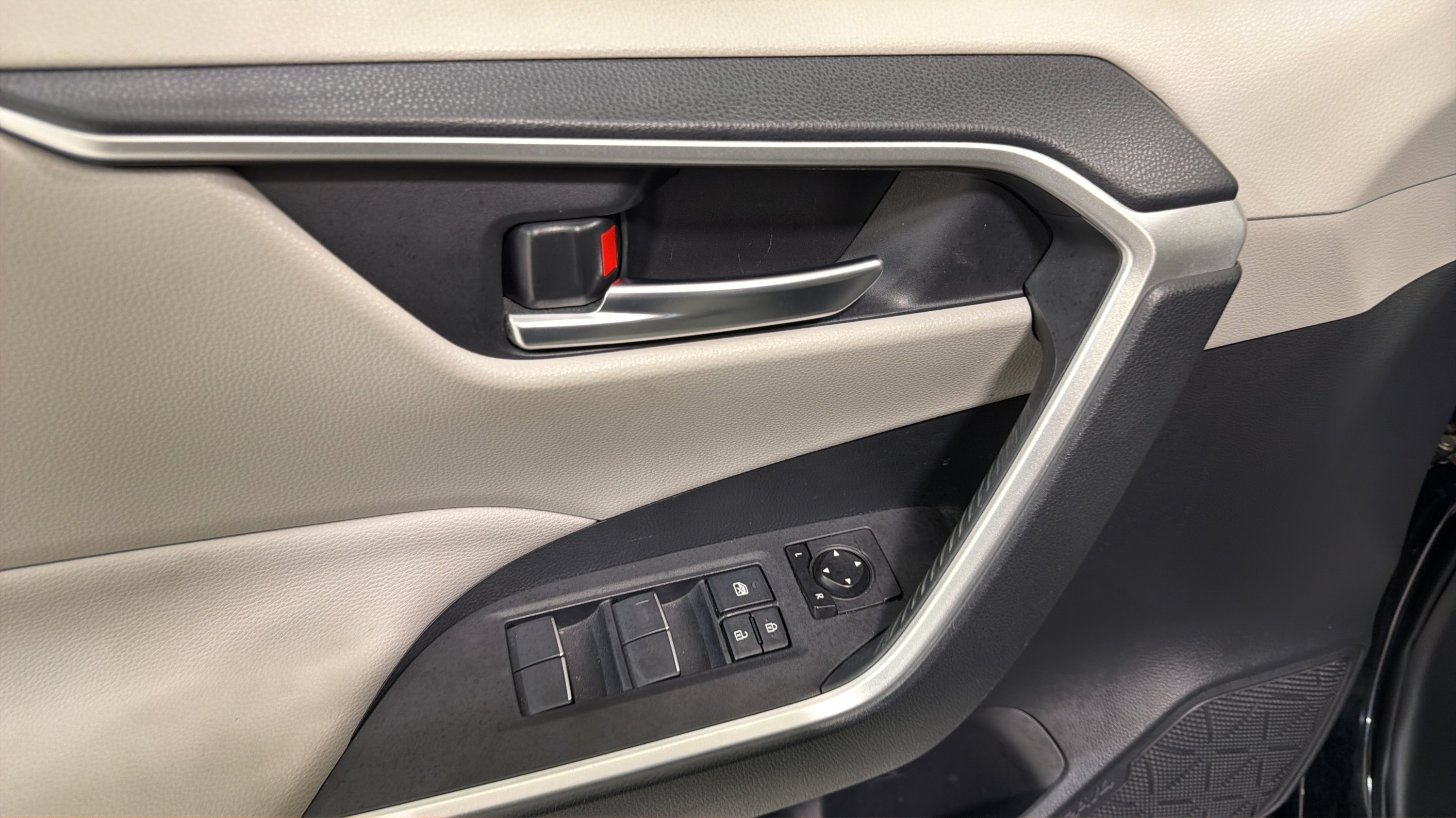 Used 2019 Toyota RAV4 XLE Premium AWD/4WD image 11
