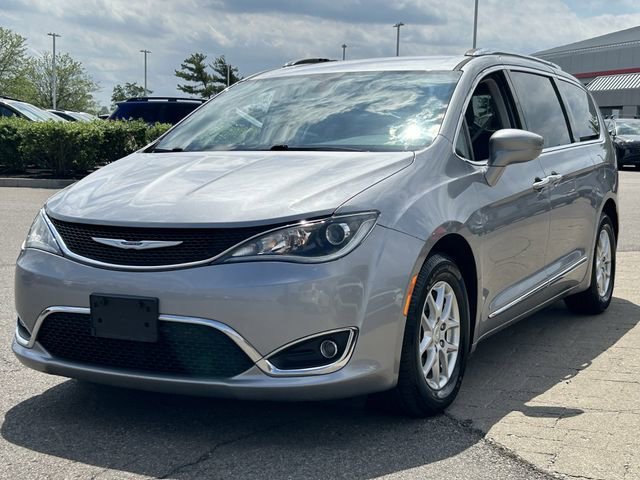 Used 2020 Chrysler Pacifica Touring-L FWD image 3
