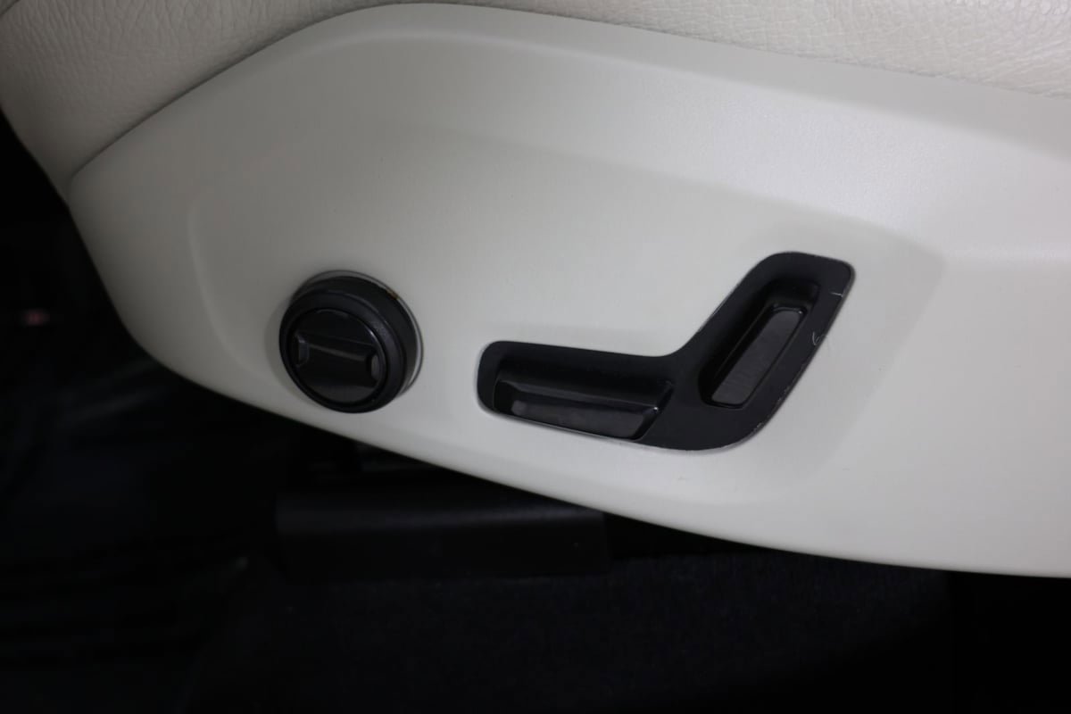 Used 2025 Volvo XC60 B5 Plus w/ Protection Package Premier AWD/4WD image 25
