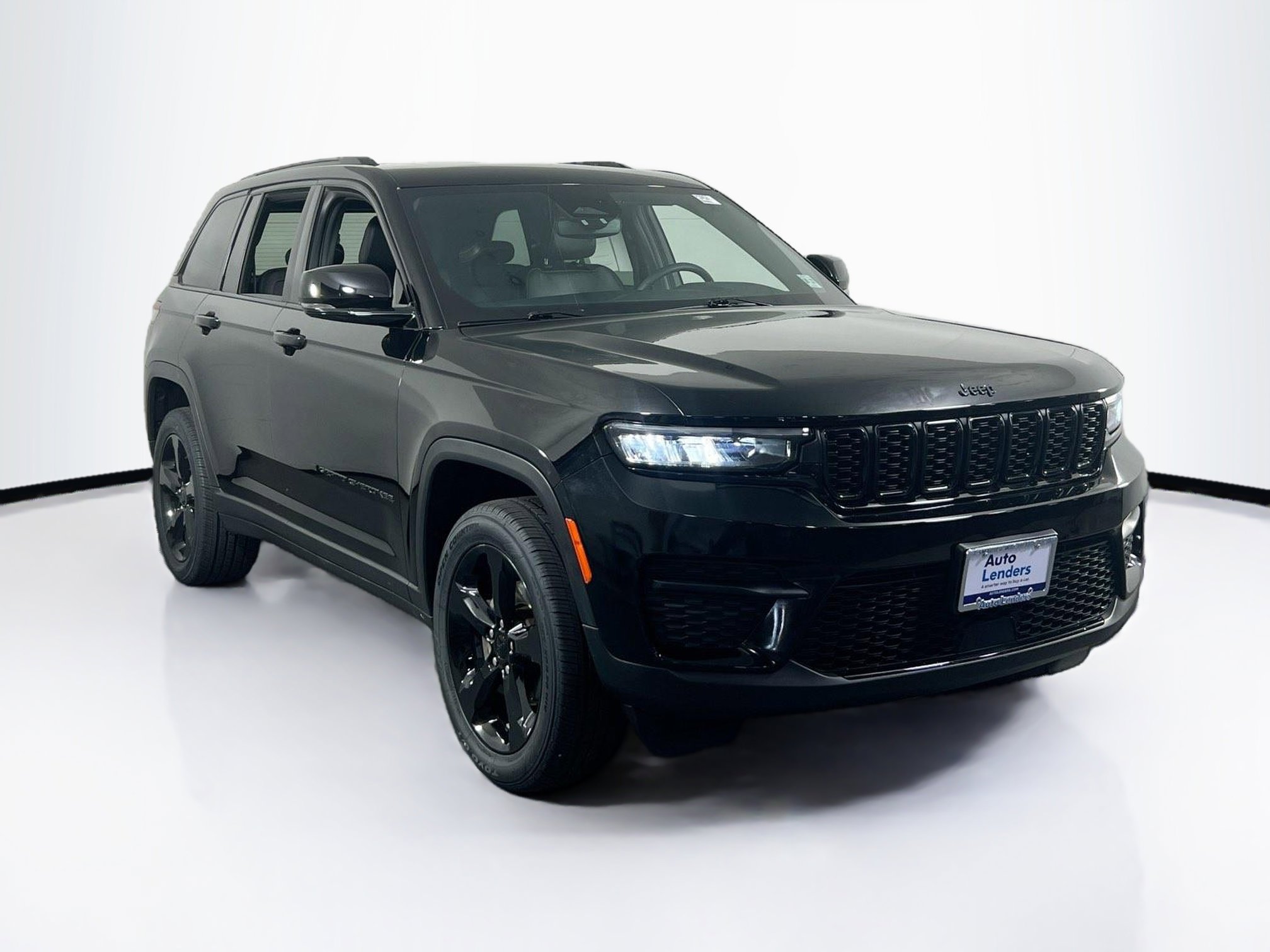 Used 2023 Jeep Grand Cherokee Altitude image 3