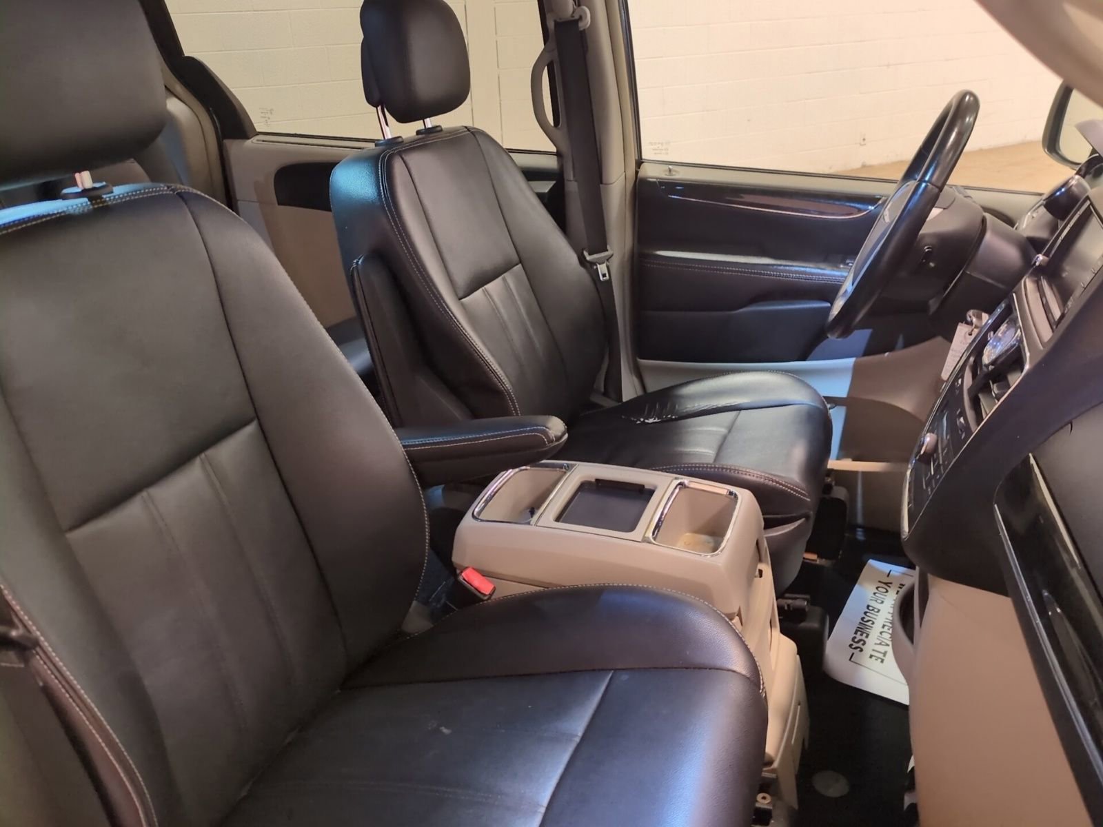 Used 2014 Chrysler Town & Country Touring image 10