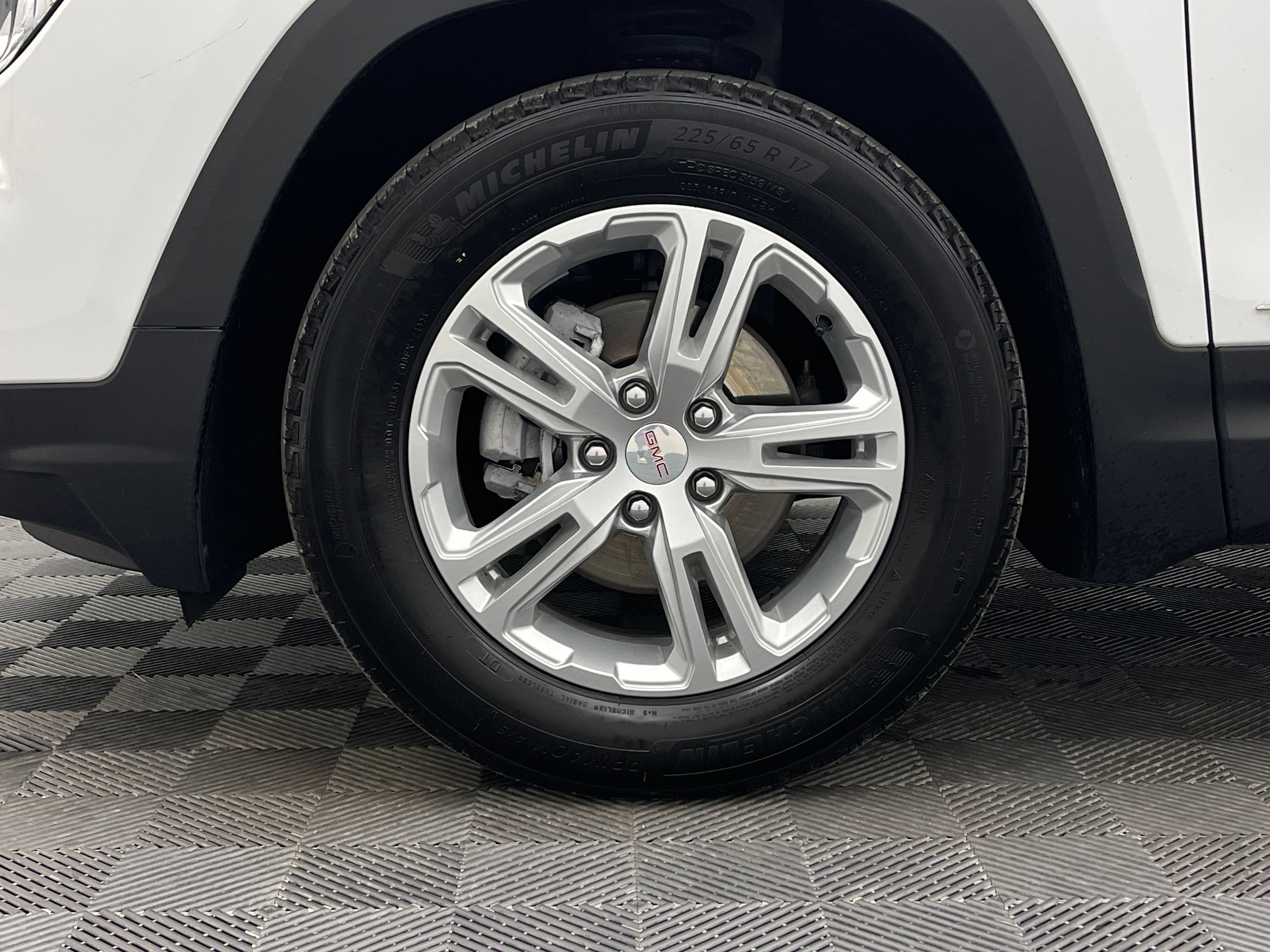 Used 2024 GMC Terrain SLE FWD image 11