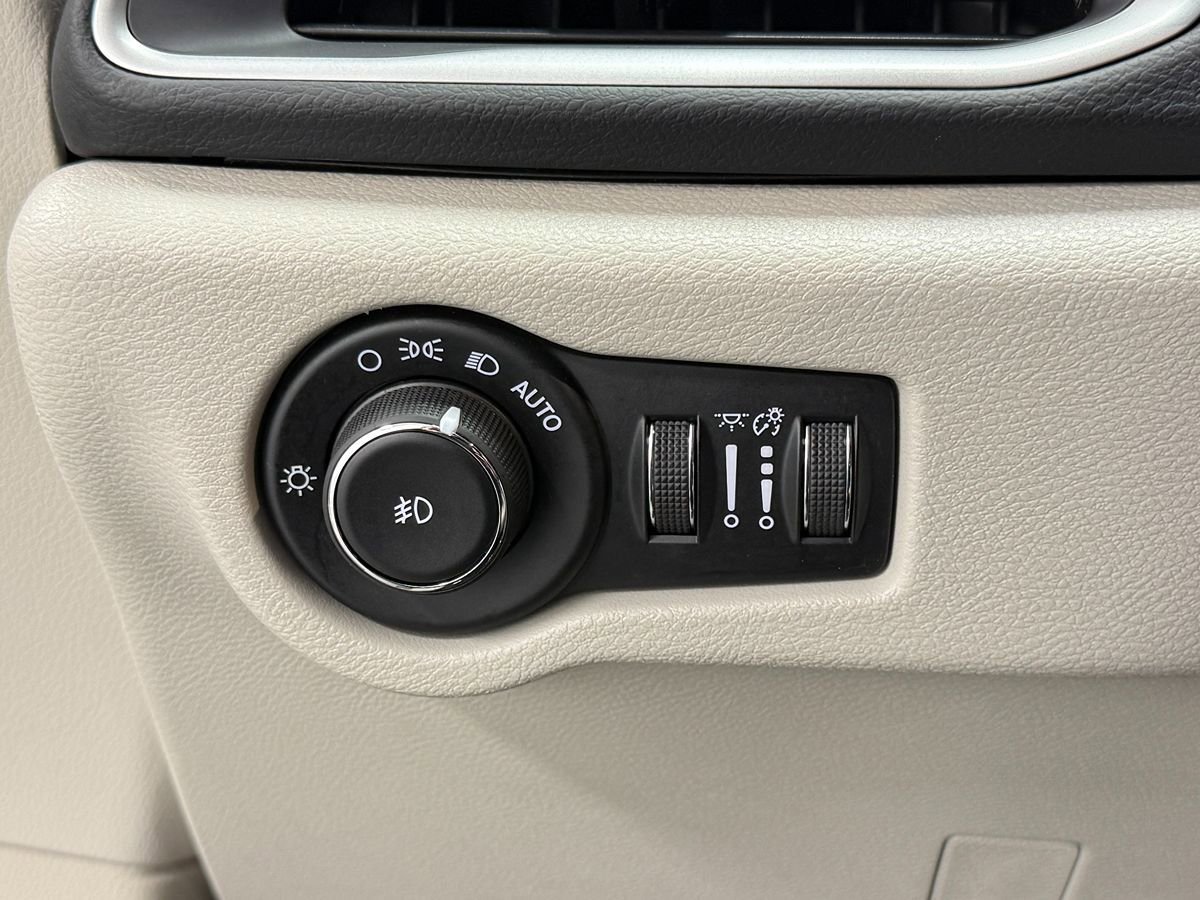 Used 2017 Chrysler Pacifica Touring-L w/ Tire & Wheel Group FWD image 19