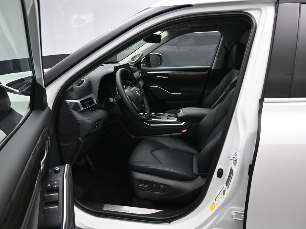 Certified 2025 Toyota Highlander Platinum image 9