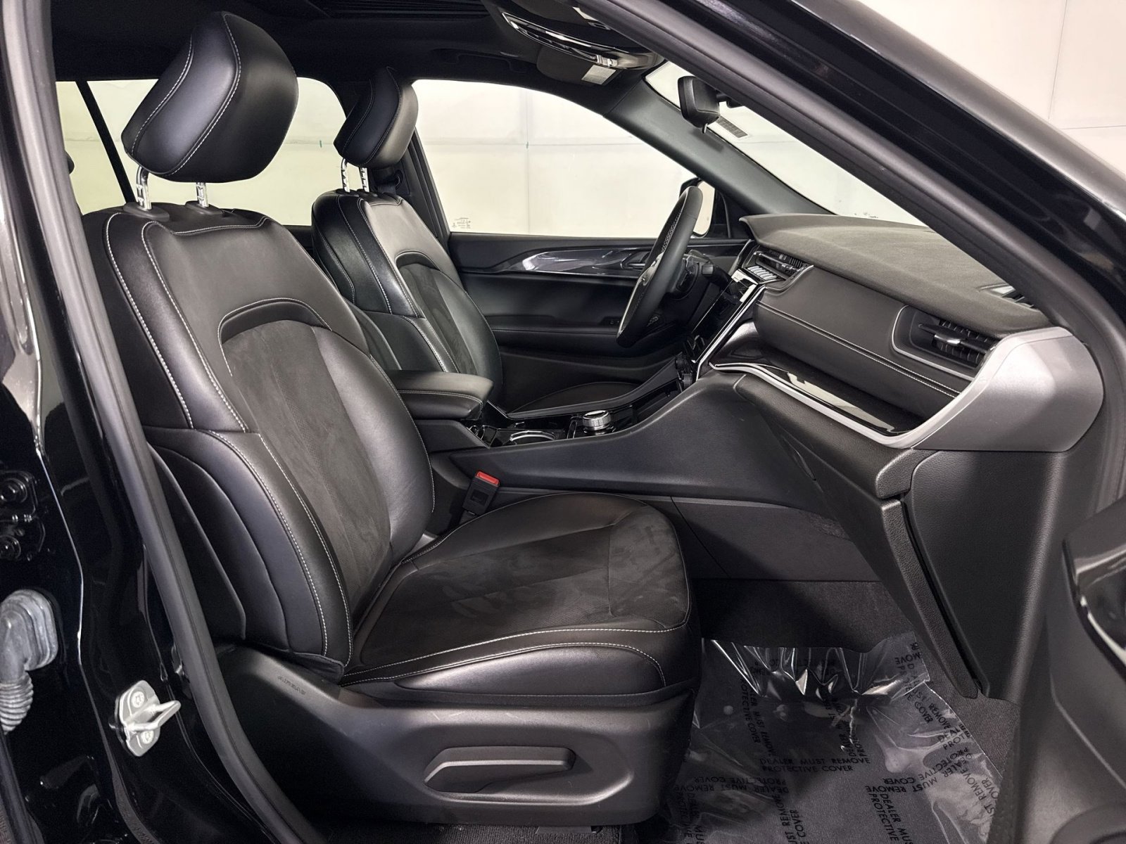 Used 2023 Jeep Grand Cherokee L Laredo image 27