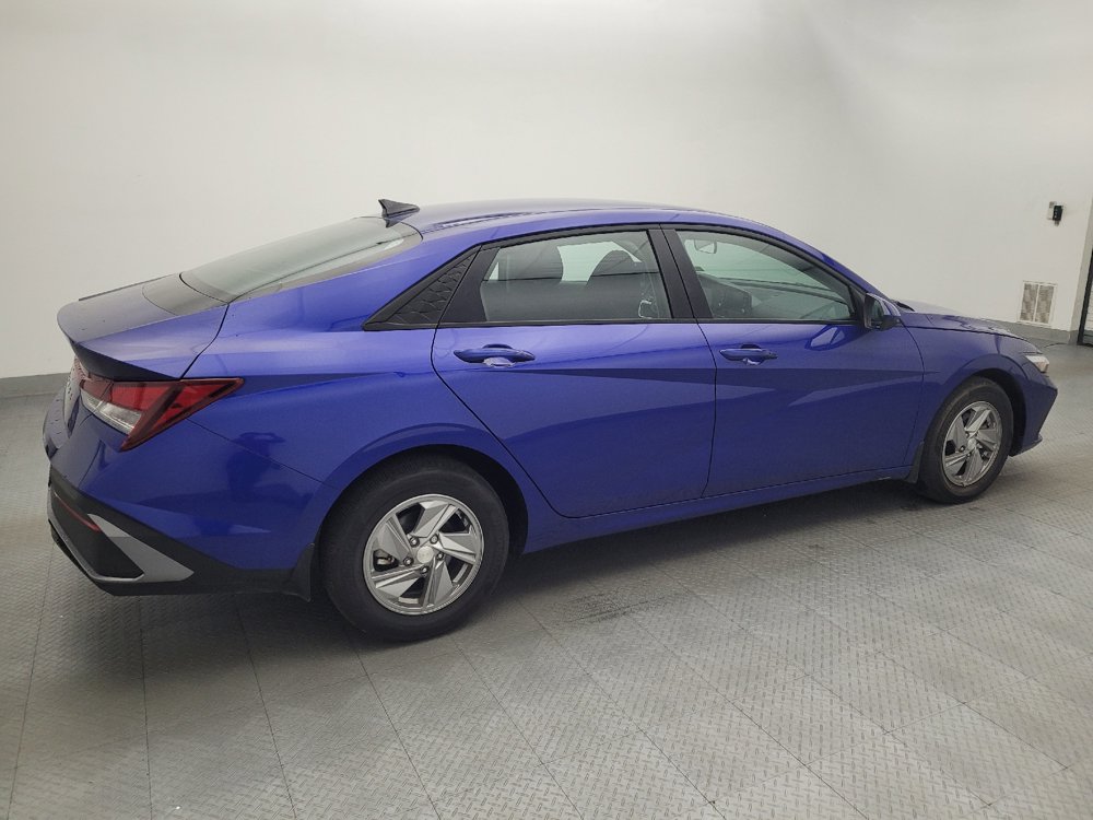 Used 2025 Hyundai Elantra SE FWD image 3