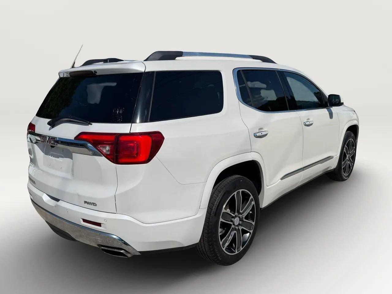 Used 2017 GMC Acadia Denali w/ Technology Package AWD/4WD image 3