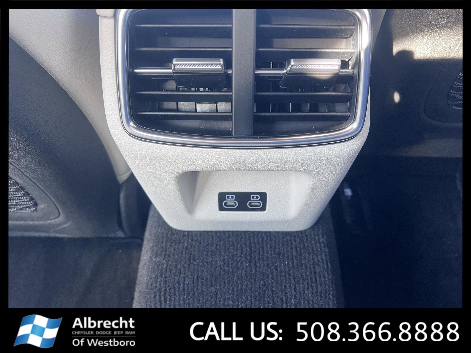 Used 2025 Genesis G70 2.5T image 25