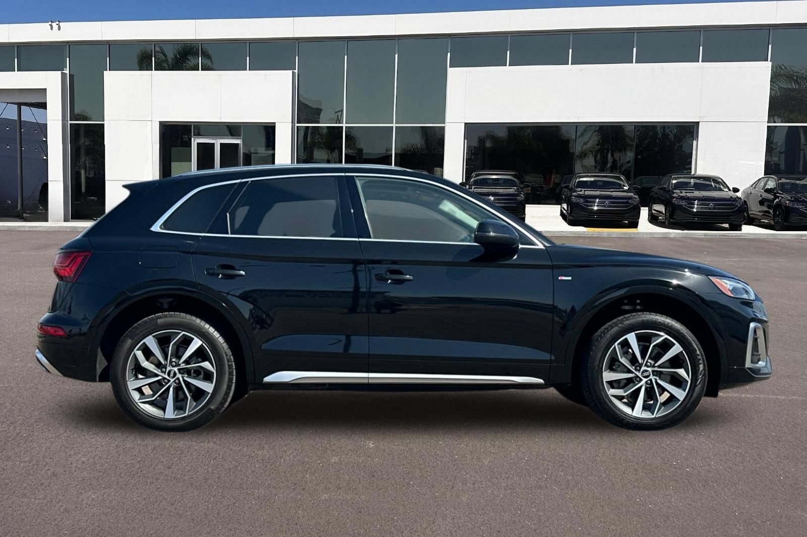 Used 2023 Audi Q5 2.0T Premium Plus w/ Premium Plus Package AWD/4WD image 2