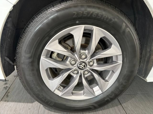 Used 2024 Toyota Sienna XLE FWD image 24