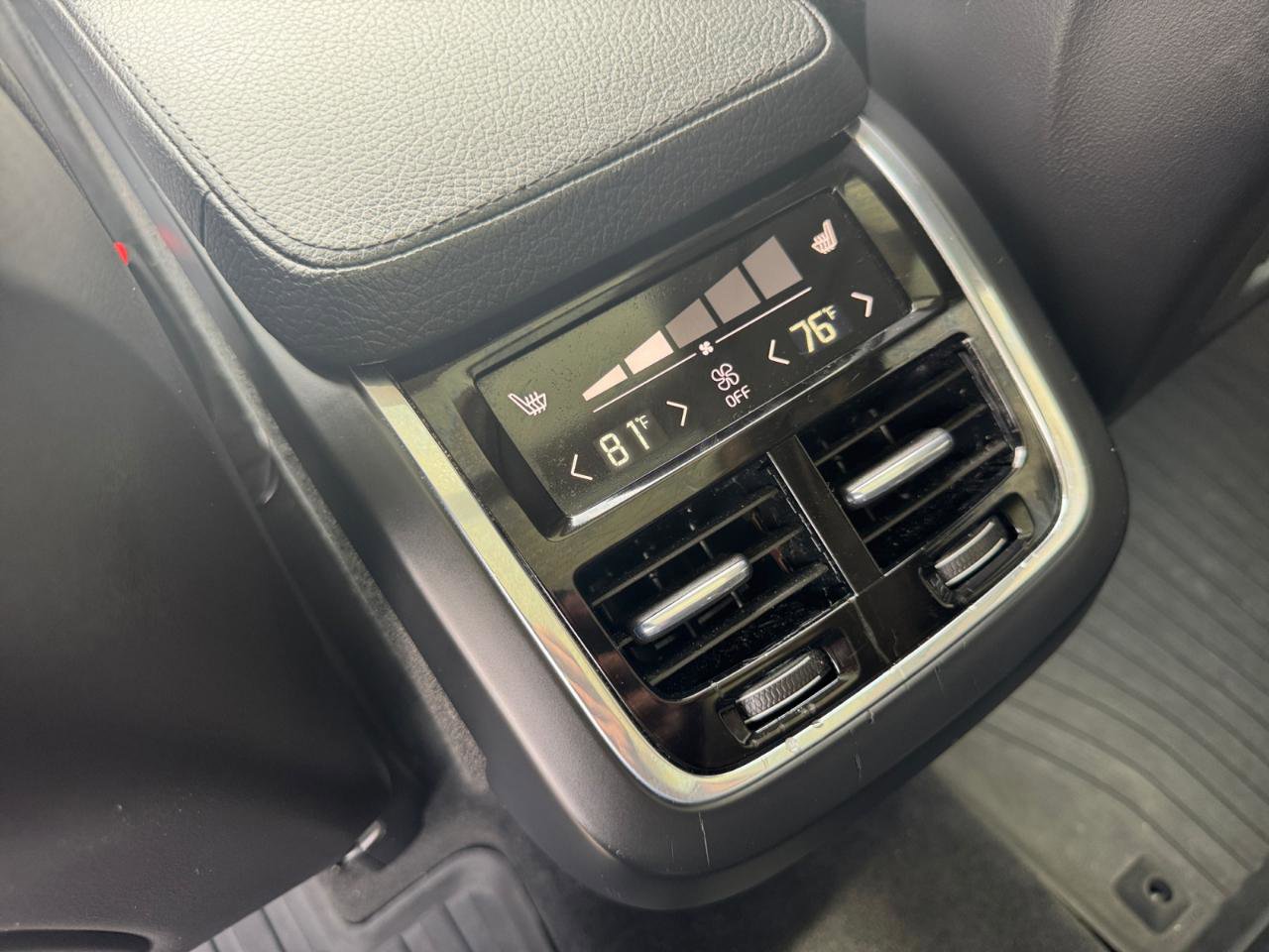 Used 2016 Volvo XC90 T6 Momentum w/ Momentum Plus Package image 23