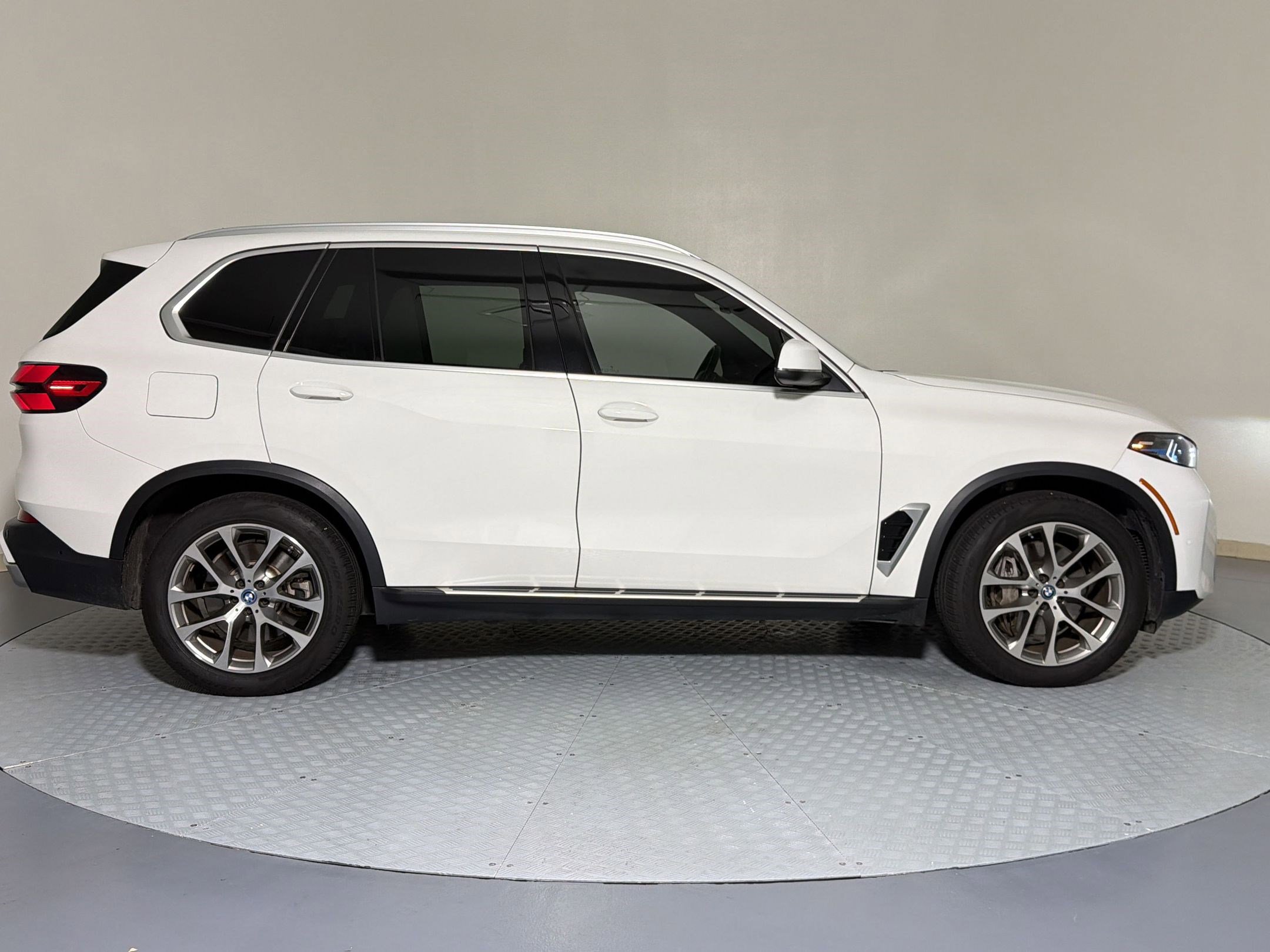 Used 2025 BMW X5 xDrive50e AWD/4WD image 5