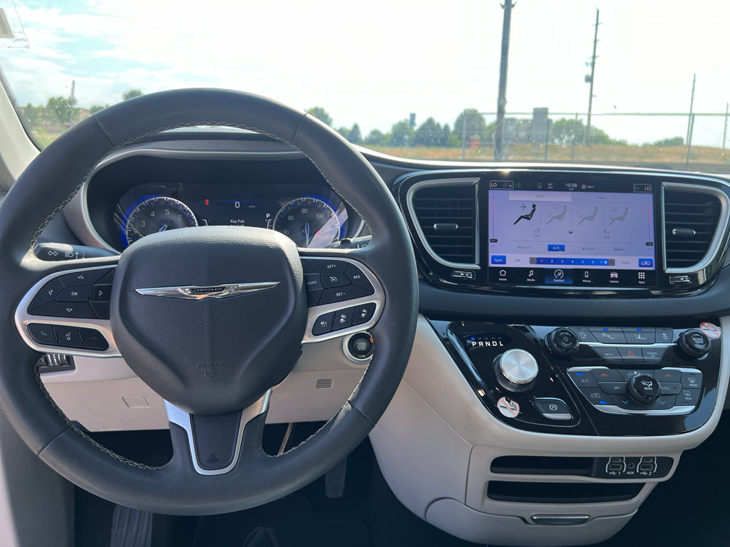 Used 2023 Chrysler Pacifica Touring-L FWD image 31