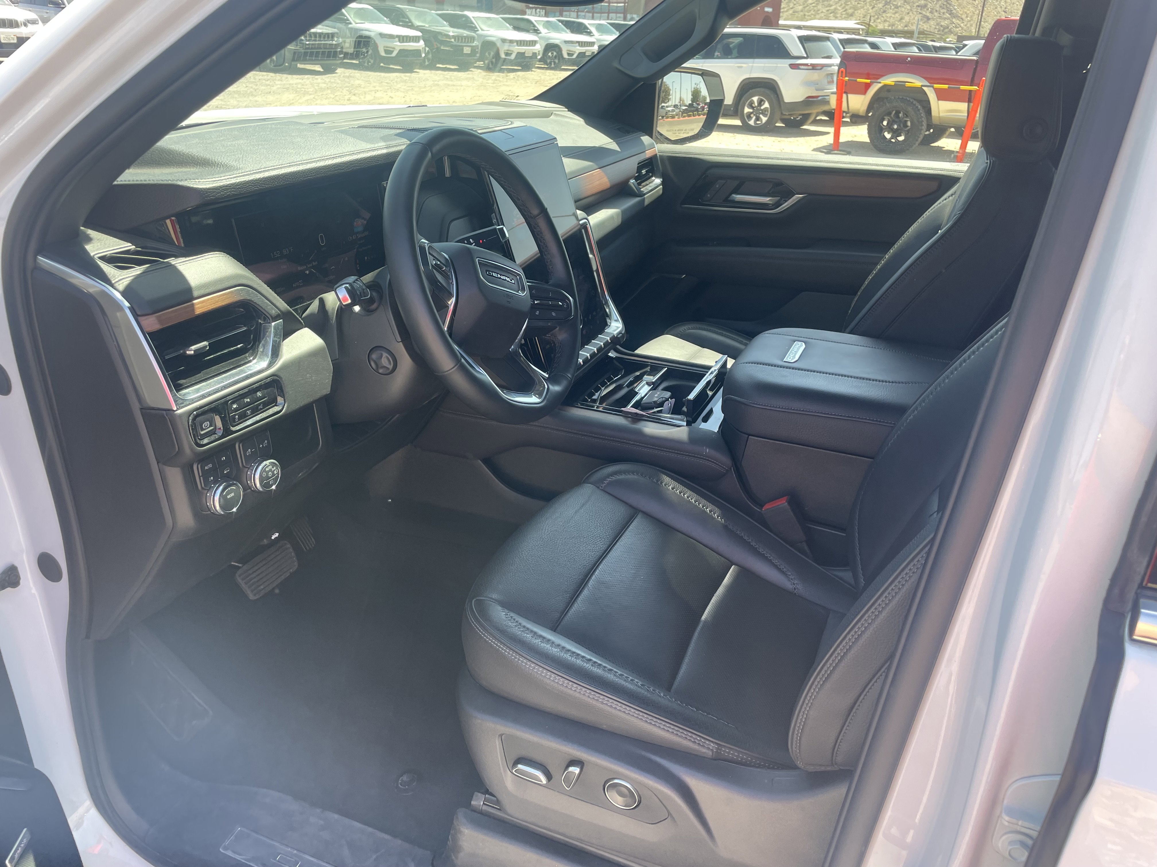 Used 2025 GMC Yukon XL Denali AWD/4WD image 10
