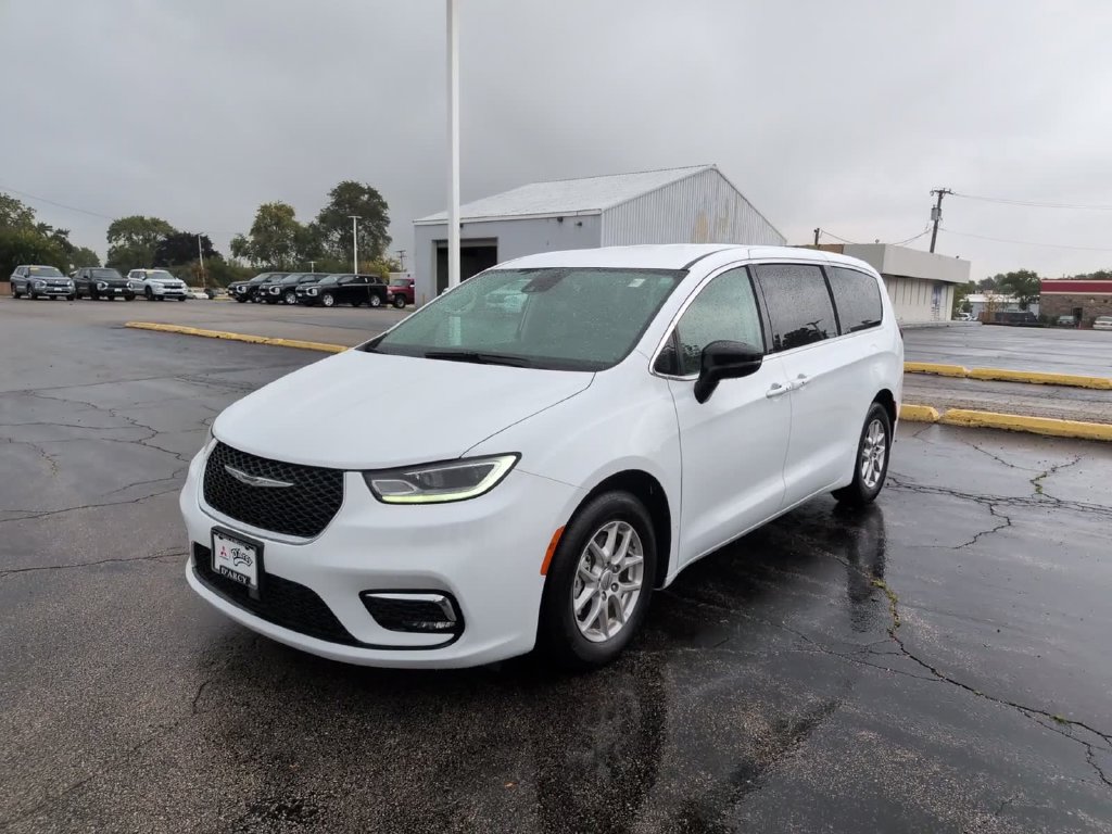 Used 2024 Chrysler Pacifica Touring-L FWD image 12
