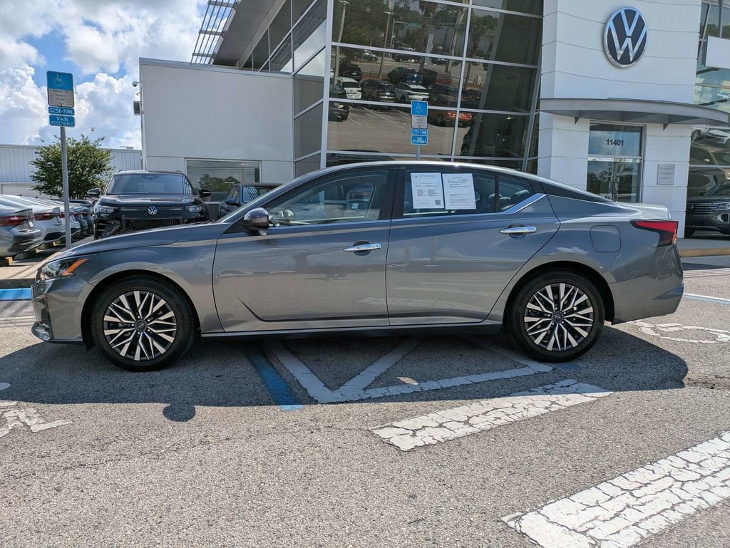 Used 2023 Nissan Altima 2.5 SV FWD image 3
