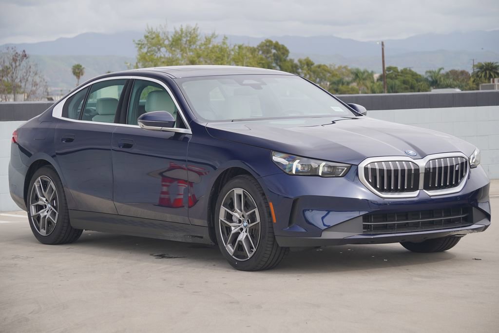 New 2026 BMW i5 eDrive40 w/ Premium Package image 3