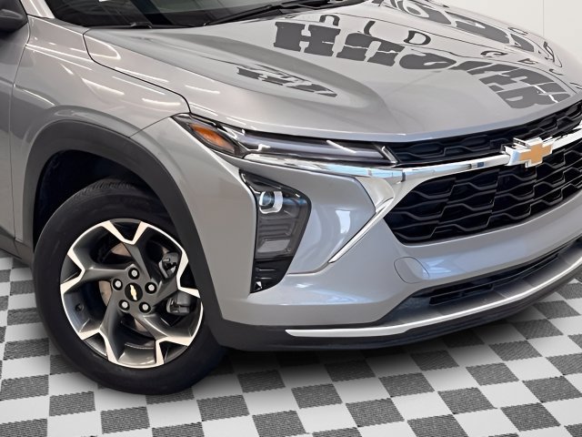 Used 2025 Chevrolet Trax LT w/ LT Convenience Package FWD image 27