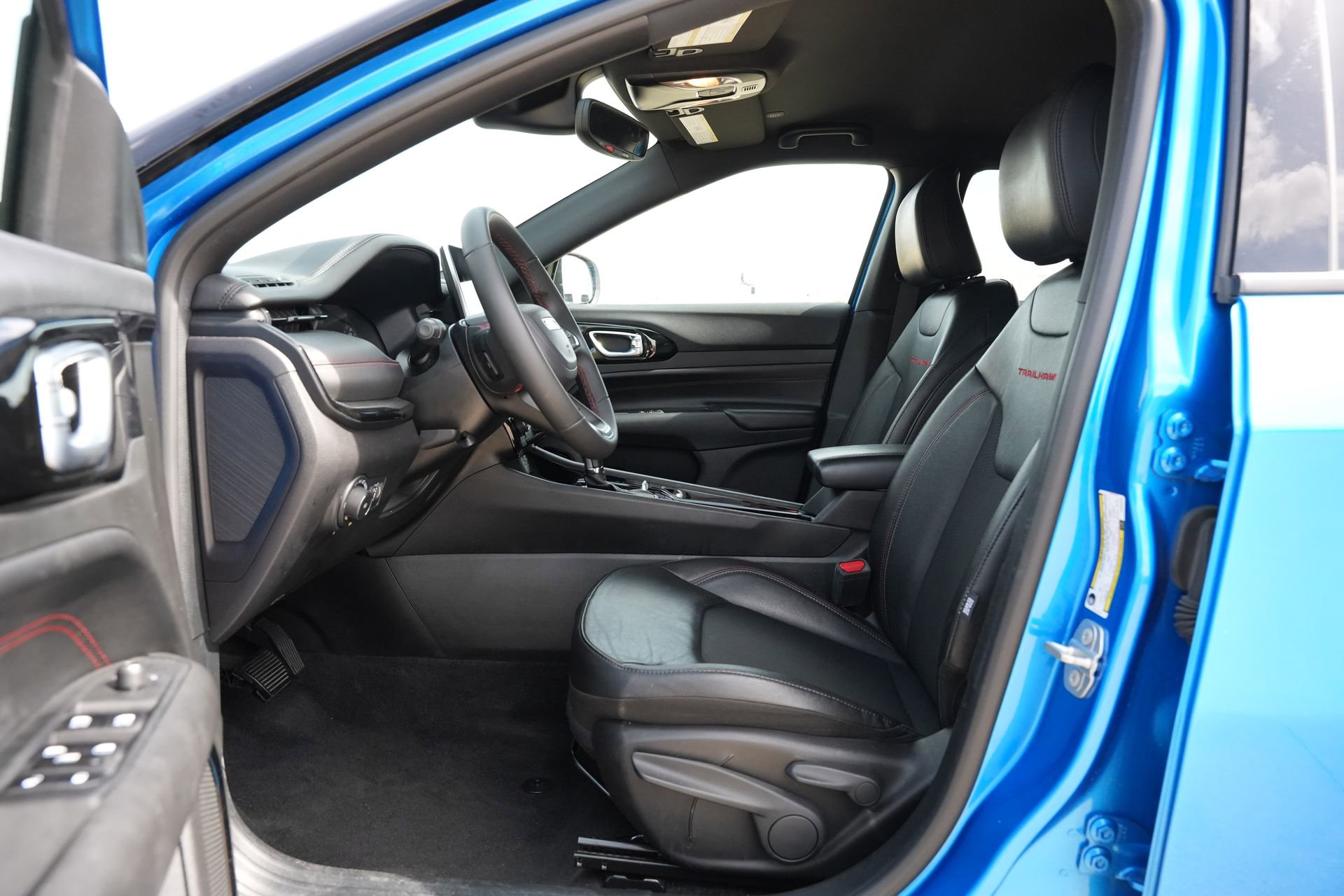 Used 2025 Jeep Compass Trailhawk image 18