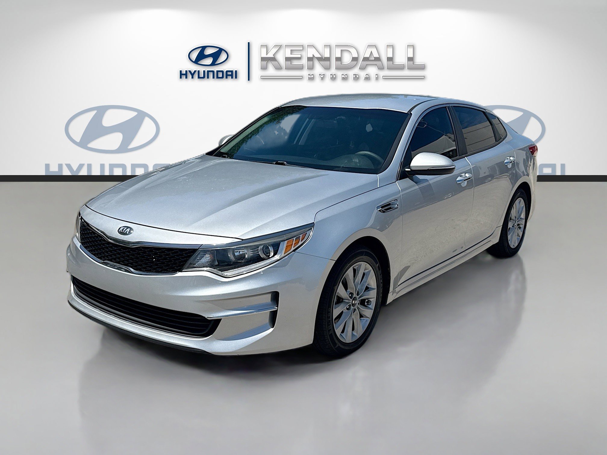 Used 2018 Kia Optima LX w/ 17" Alloy Wheels Package FWD image 3