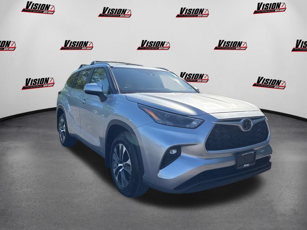 Used 2023 Toyota Highlander XLE AWD/4WD image 3