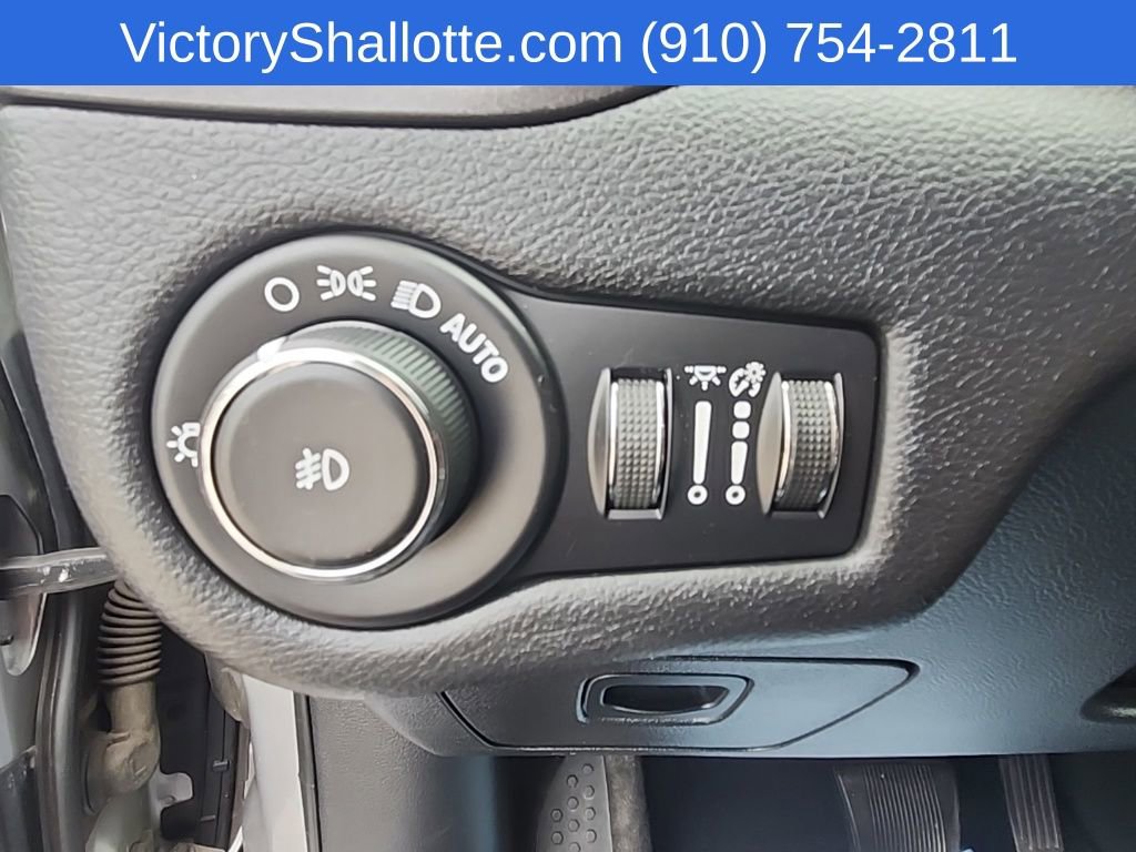 Used 2019 Jeep Cherokee Trailhawk image 12