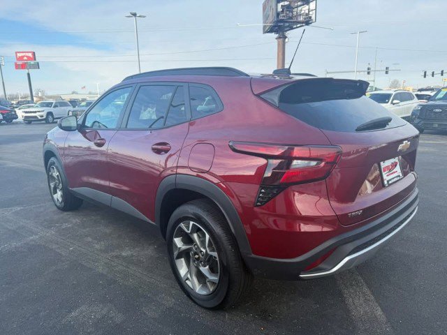 Used 2025 Chevrolet Trax LT w/ LT Convenience Package image 4