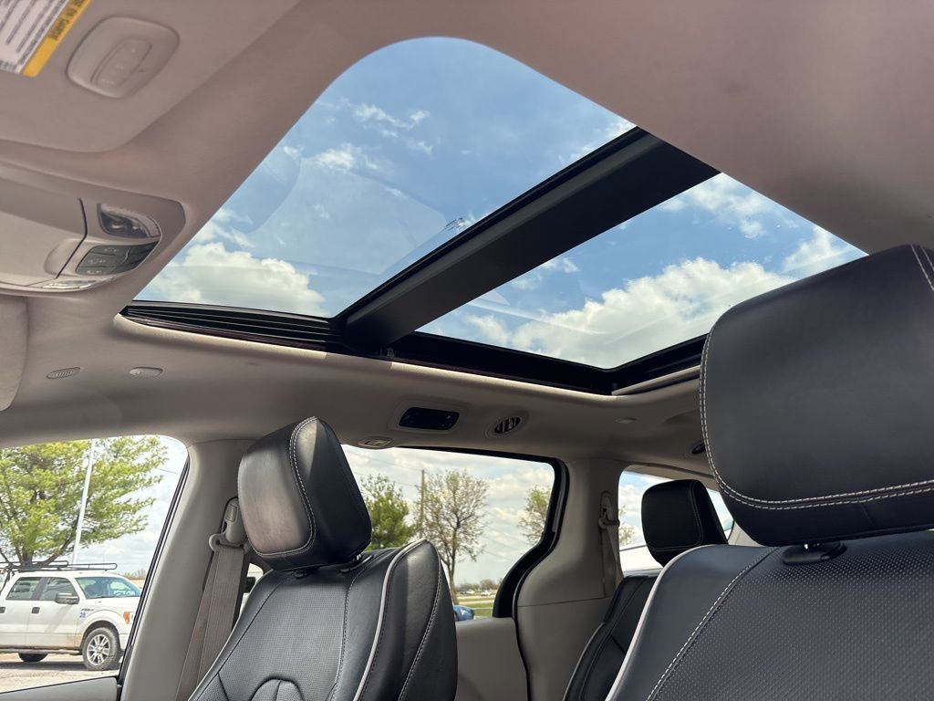 Used 2023 Chrysler Pacifica Limited image 2