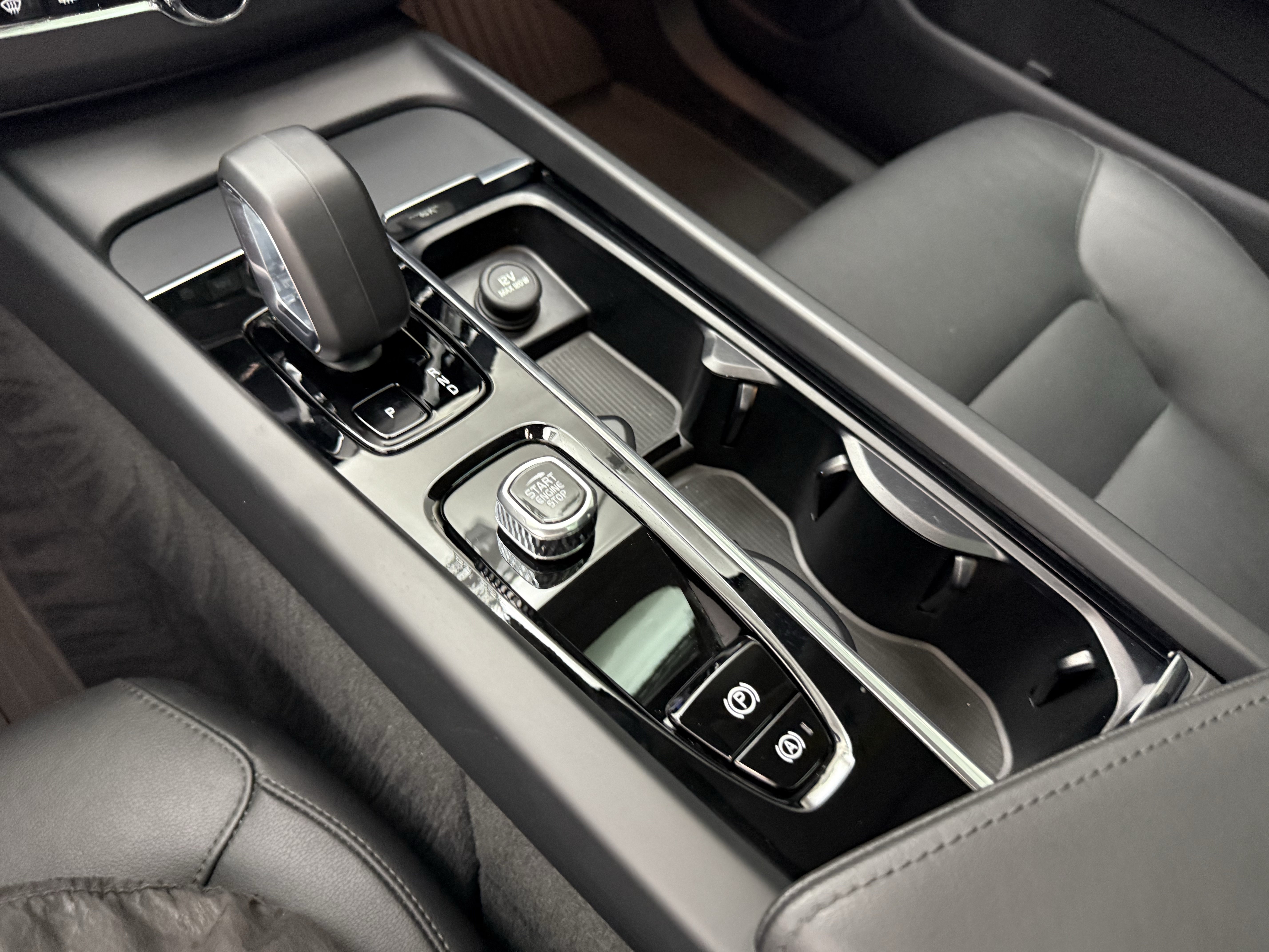 Certified 2025 Volvo XC60 T8 Core w/ Protection Package Premier AWD/4WD image 19