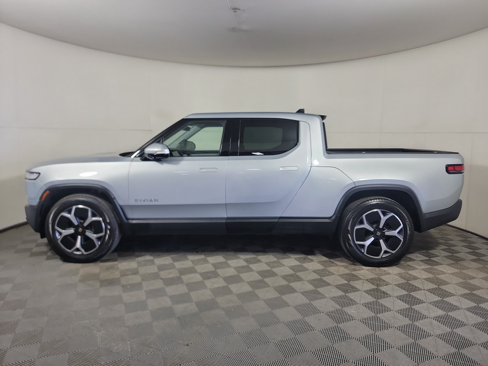 Used 2024 Rivian R1T Adventure AWD/4WD image 2