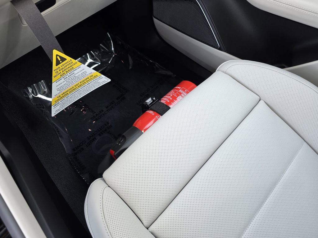 New 2025 Porsche Macan Turbo Electric image 28