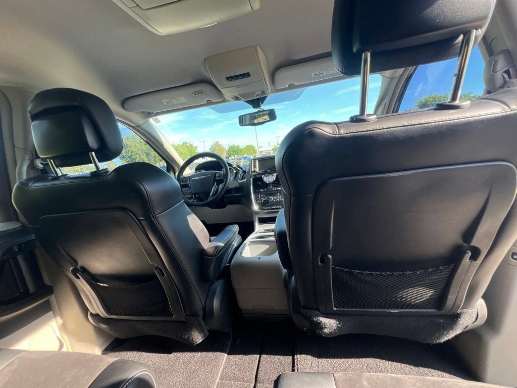 Used 2014 Chrysler Town & Country Touring-L FWD image 31