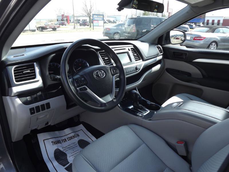 Used 2017 Toyota Highlander LE w/ Carpet Mat Package FWD image 9