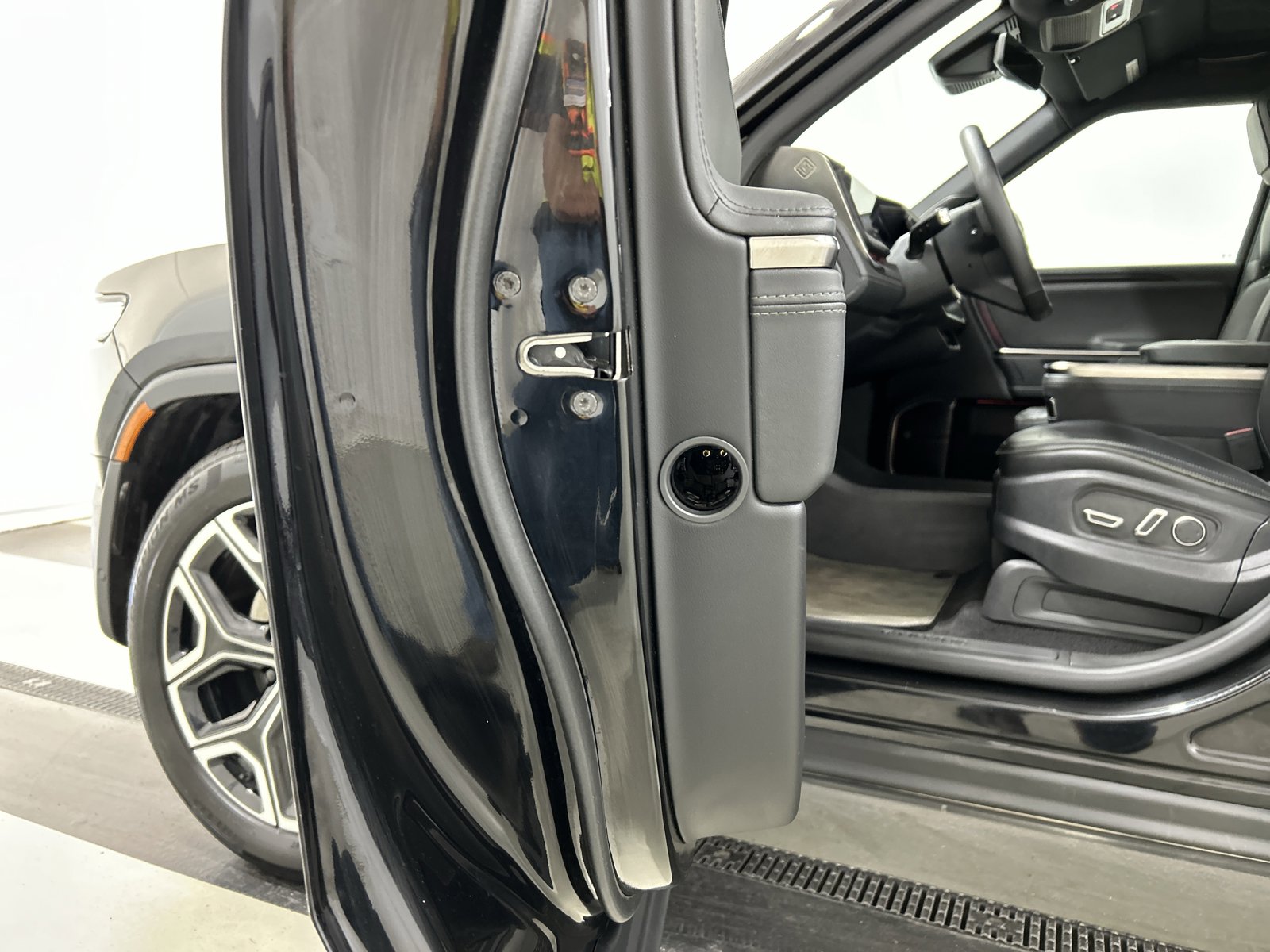 Used 2025 Rivian R1S Adventure image 32