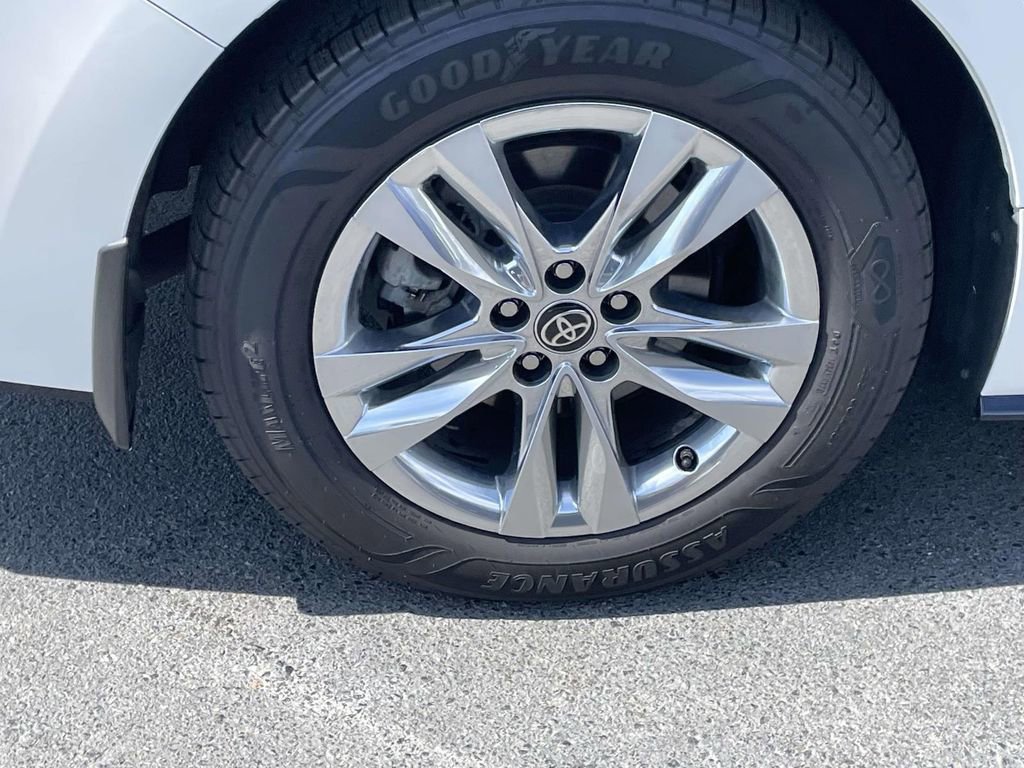 Used 2023 Toyota Sienna Limited image 32