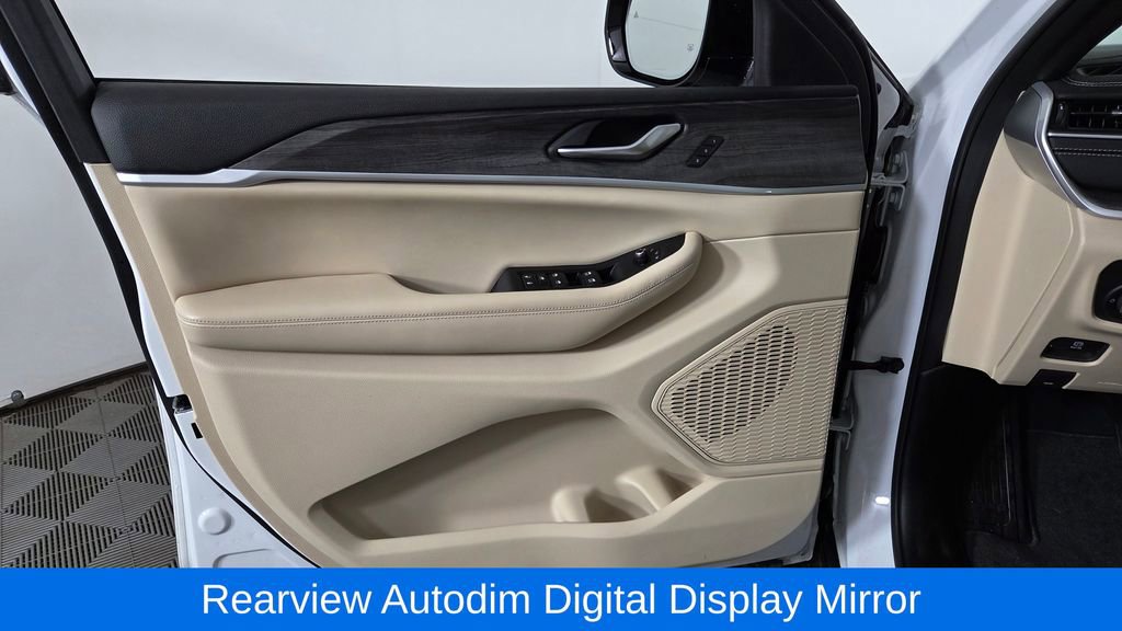 Used 2023 Jeep Grand Cherokee Limited w/ Luxury Tech Group II image 13