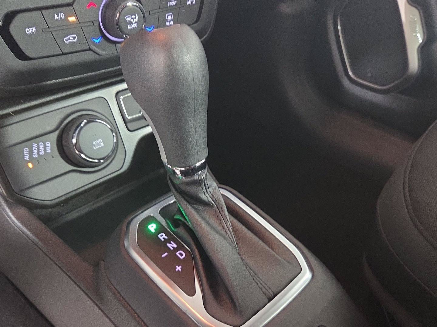 Used 2023 Jeep Renegade Latitude w/ Premium Group AWD/4WD image 13