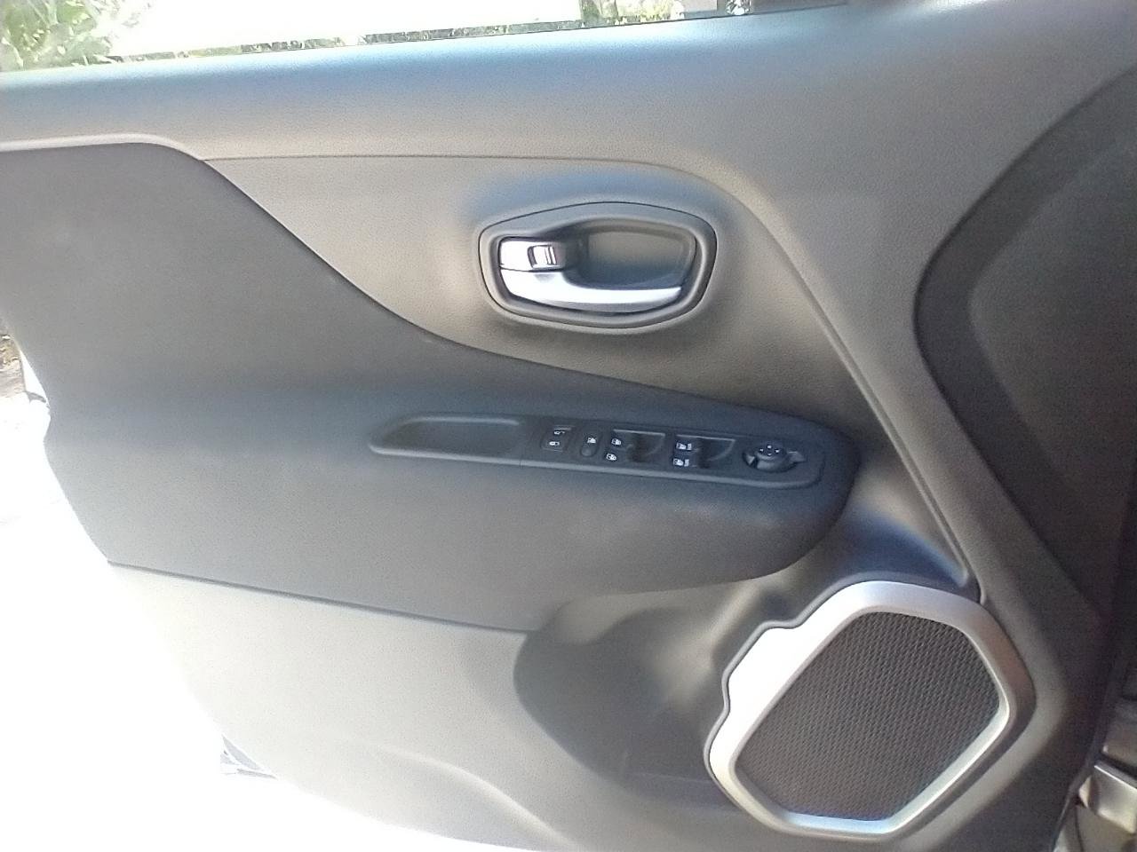 Used 2021 Jeep Renegade Latitude FWD image 20