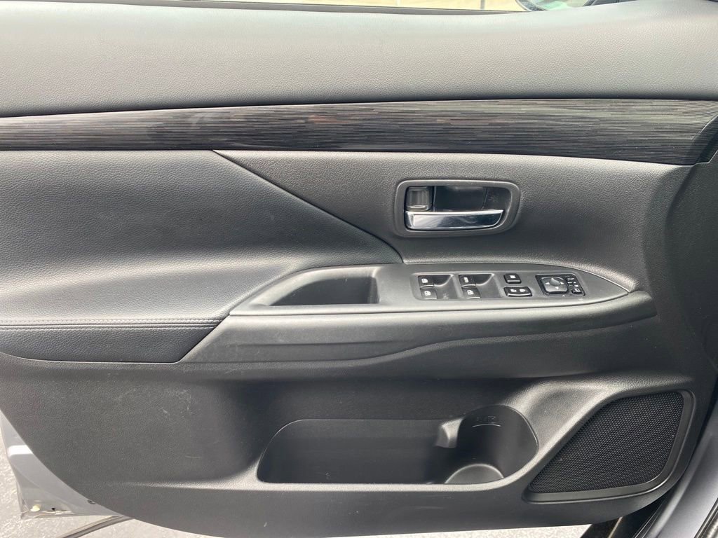 Used 2016 Mitsubishi Outlander SEL AWD/4WD image 18