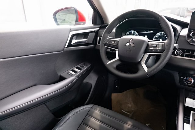 New 2025 Mitsubishi Outlander SE image 11